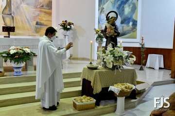  Decenas de fieles rinden pleitesía a San Antonio de Padua en Clavellinas/Francisco Javier Santana.